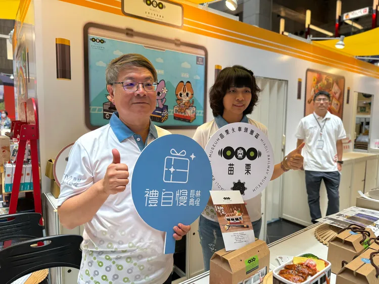 長林禮自慢商埕董事長林吉財大推自家陶瓷便當。苗栗火車頭園區提供