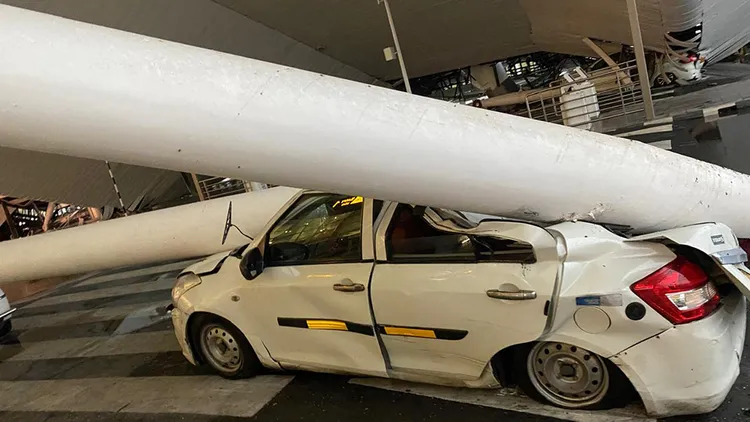 印度德里機場屋頂因暴雨坍塌。翻攝自Atulkrishan X