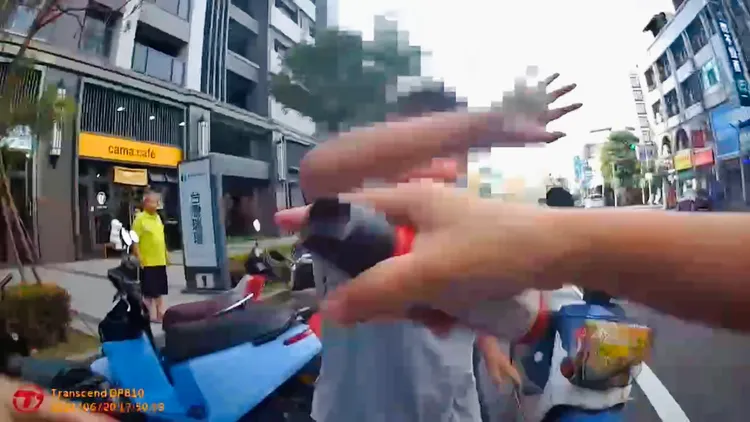 女警拿出辣椒水嚇阻，女子仍作勢攻擊。讀者提供