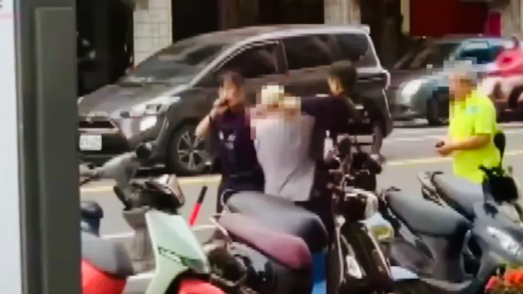 2警控制女子行動，呼叫警力支援。讀者提供