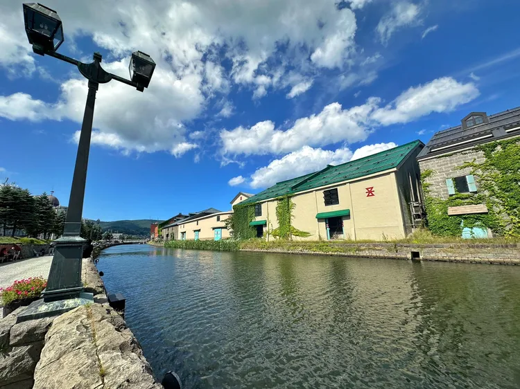 小樽為日本最早開發的城市，及最早開港的港口，造就懷舊風情滿滿的小樽運河。業者提供