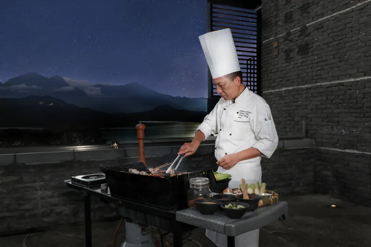 在涵碧樓滿天星空與微風輕拂中，由主廚親自料理的星空BBQ享受清涼仲夏夜之夢。業者提供