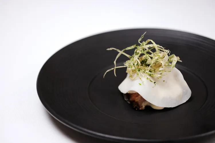 主廚特製法式燉羊肩佐白咖哩的養生套餐，將日月潭白鹿傳奇入菜，故事性十足。業者提供