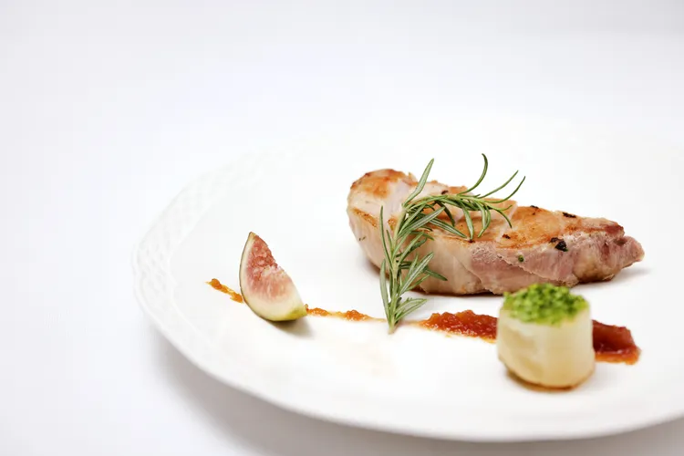 伊比利法式帶骨里肌佐薑汁肉桂蘋果泥，酸甜的風味映襯出伊比利豬的甜口感。業者提供