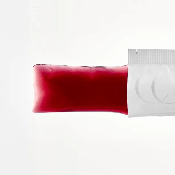 蔡依珊把保健食品做得像果凍一樣。