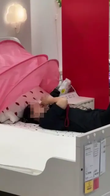 該名黑衣大媽赤腳蹭床還大聊電話，中間一度似乎在挖鼻孔，讓顧客看了直呼噁心。讀者提供