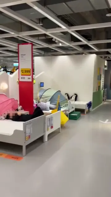 黑衣大媽上周五到IKEA新北店赤腳蹭床還大聊電話，讓顧客看了直呼噁心。讀者提供