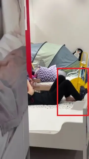 民眾拍下黑衣大媽赤腳蹭床還大講電話，完全不顧慮其他顧客感受。讀者提供