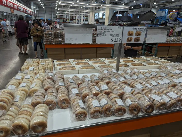 原本貝果漲價至259元，如今又又悄悄降價至239元。。翻攝「Costco好市多 商品經驗老實說」臉書