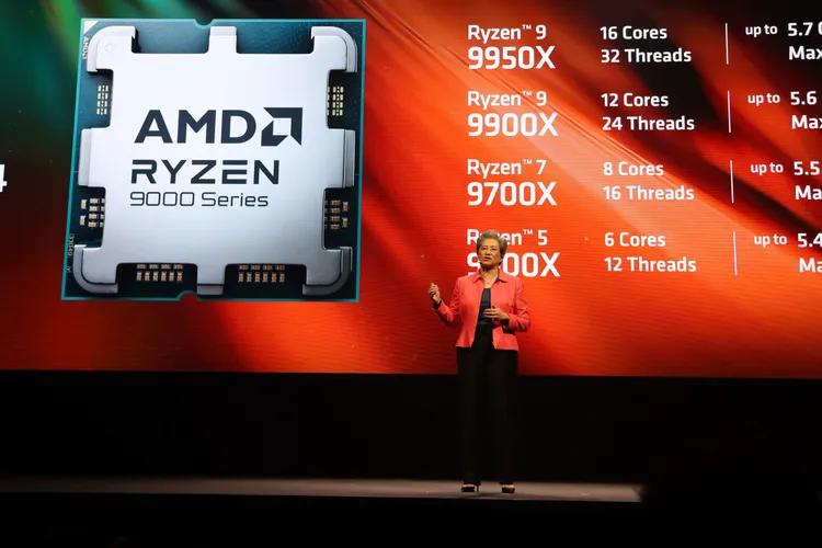 蘇姿丰展示AMD Ryzen 9 9950X。莊宗達提供。