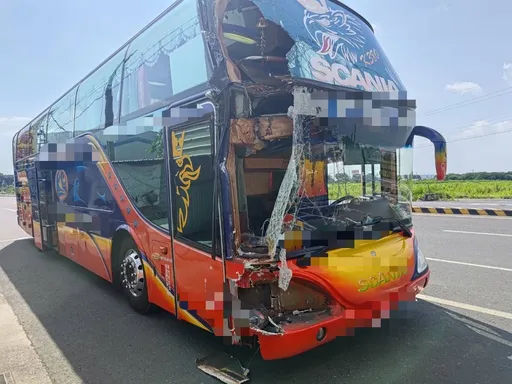 國1台南段3輛遊覽車追撞 車頭慘狀曝光!上百進香客驚嚇