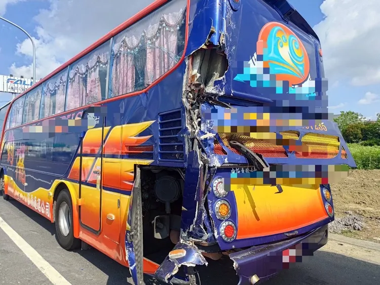 遊覽車受損嚴重。民眾提供
