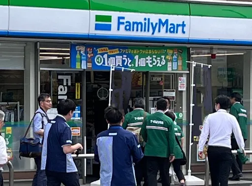 兩大超商員工集體衝進全家 網看傻:第一次超商大戰?