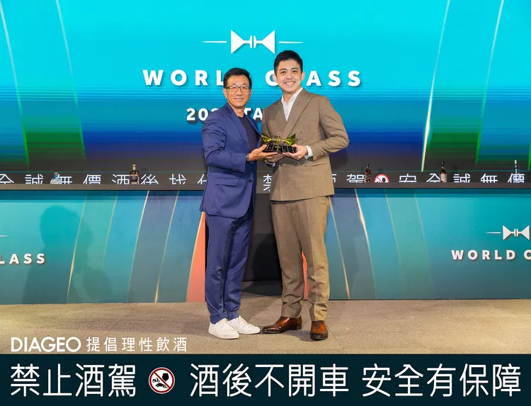 台灣區年度最佳調酒師「無向 Bar Without 高永霈」與帝亞吉歐台灣總經理梁殷禎合影。業者提供