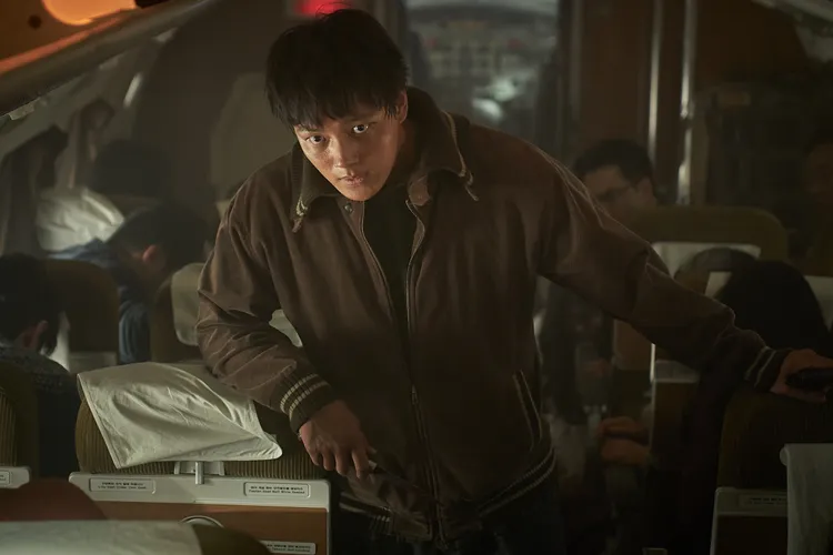 呂珍九飾演劫機犯，要求飛機開往北韓。索尼影業提供