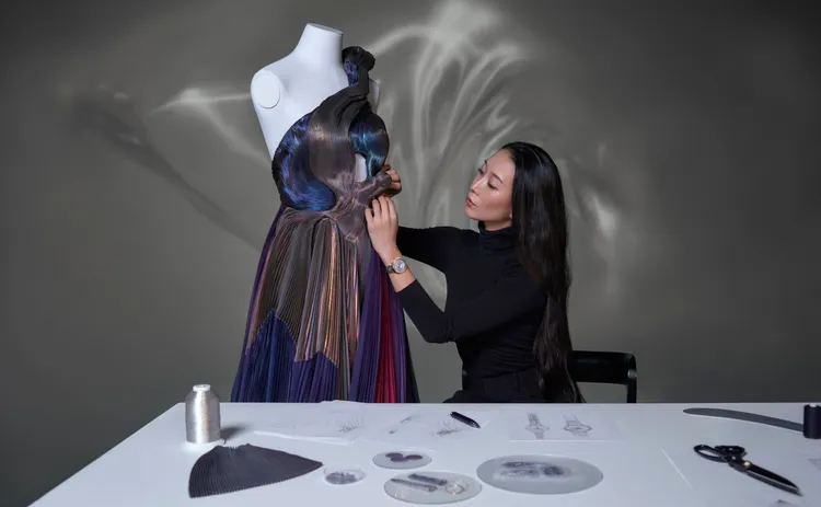 時裝設計師殷亦晴為Égérie概念錶打造了一套相呼應的高訂禮服。品牌提供