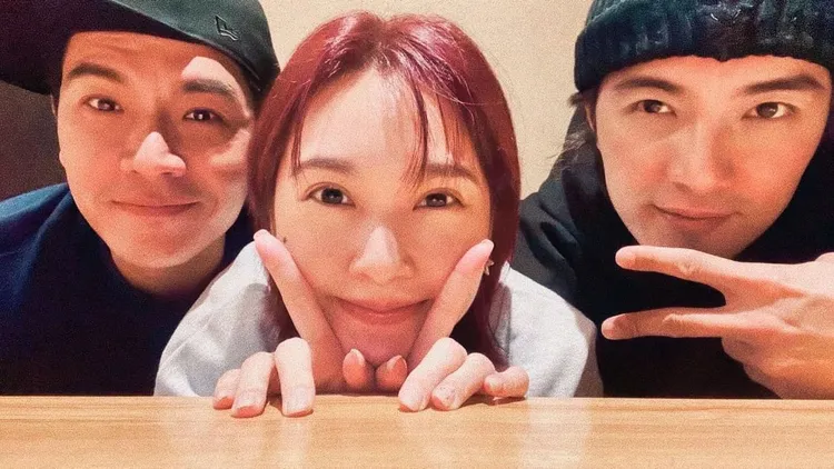 王傳一（左起）、楊丞琳和賀軍翔前年曾相聚。翻攝楊丞琳臉書