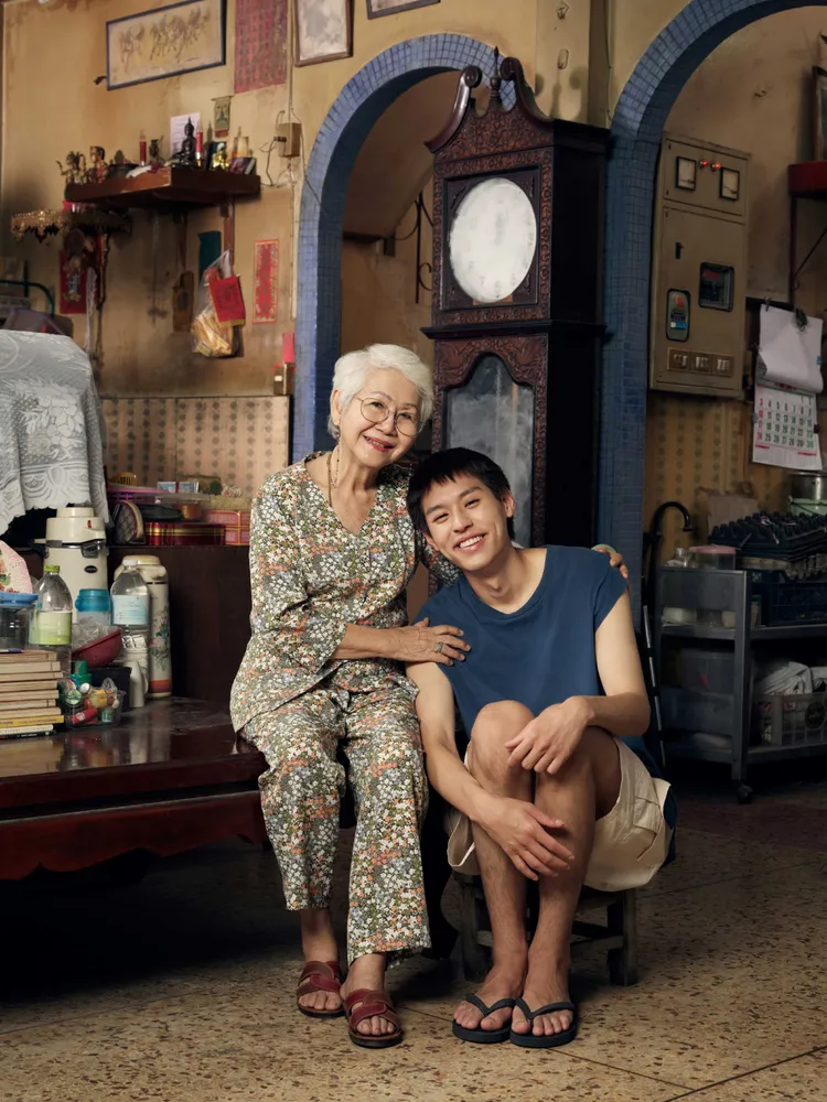 素人阿嬤Taew（左）坦言不知道Billkin這麼有名。CATCHPLAY提供