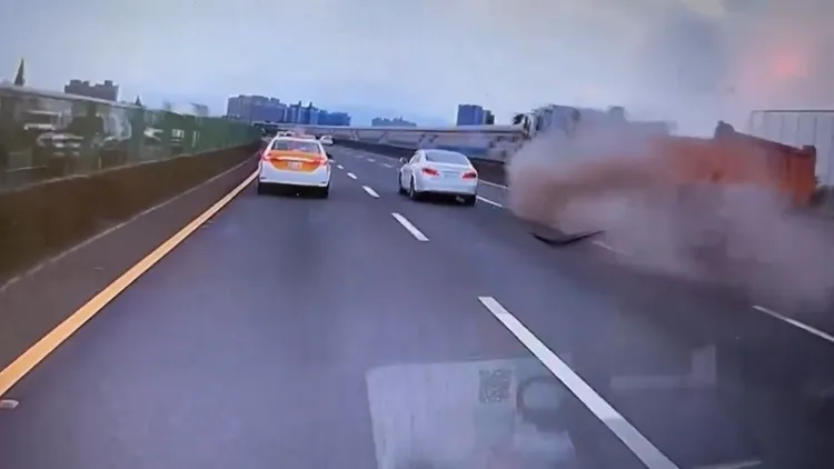 砂石車爆胎一瞬間。翻攝畫面