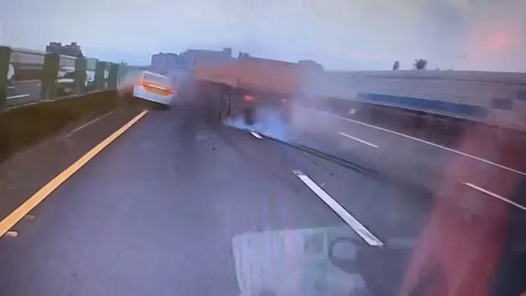 計程車被擠壓到內側護欄。翻攝畫面