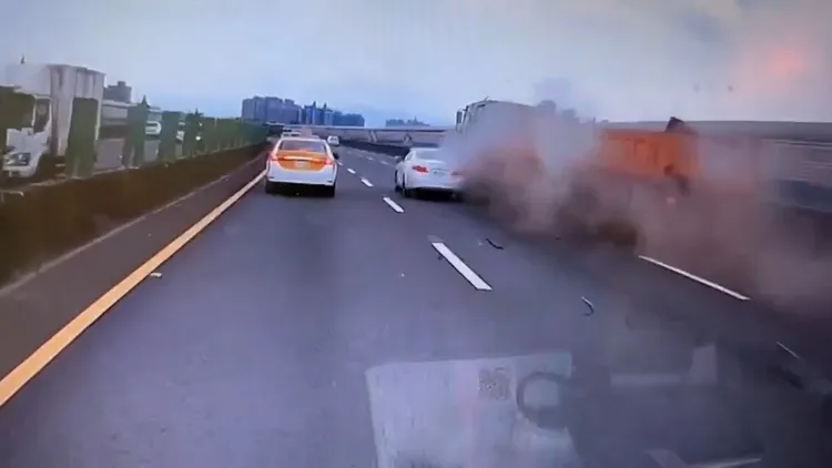 衝撞中線車道小客車。翻攝畫面