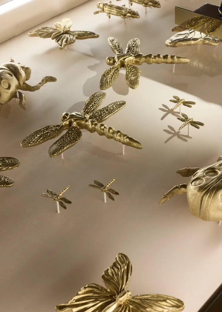 以金屬打造出昆蟲模型。品牌提供