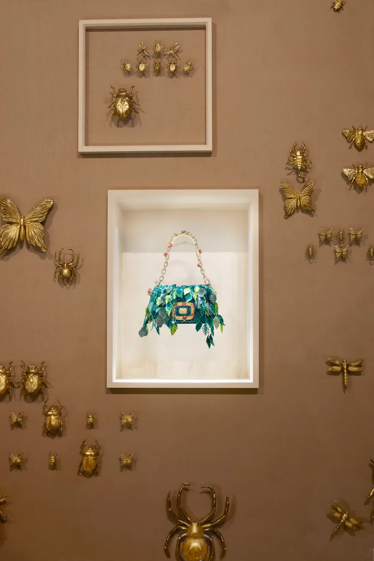 一片片樹葉以綠色水晶打造出叢林之感。品牌提供