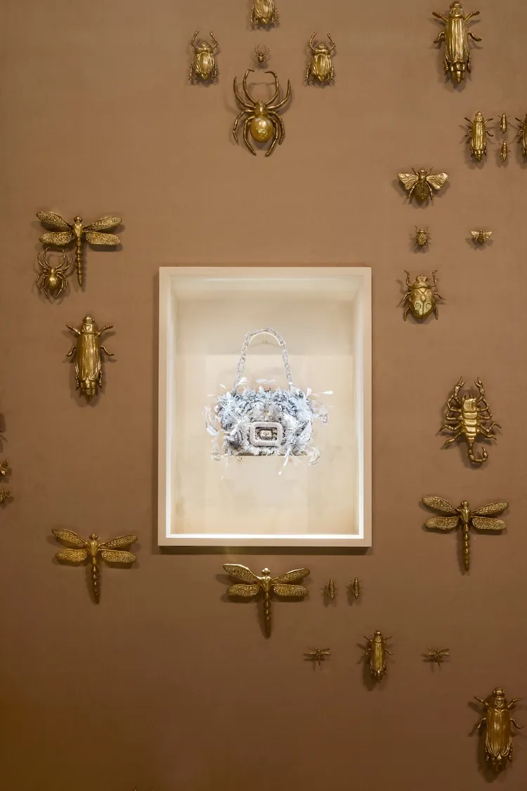 手袋運用羽毛材質呈現輕盈視覺。品牌提供