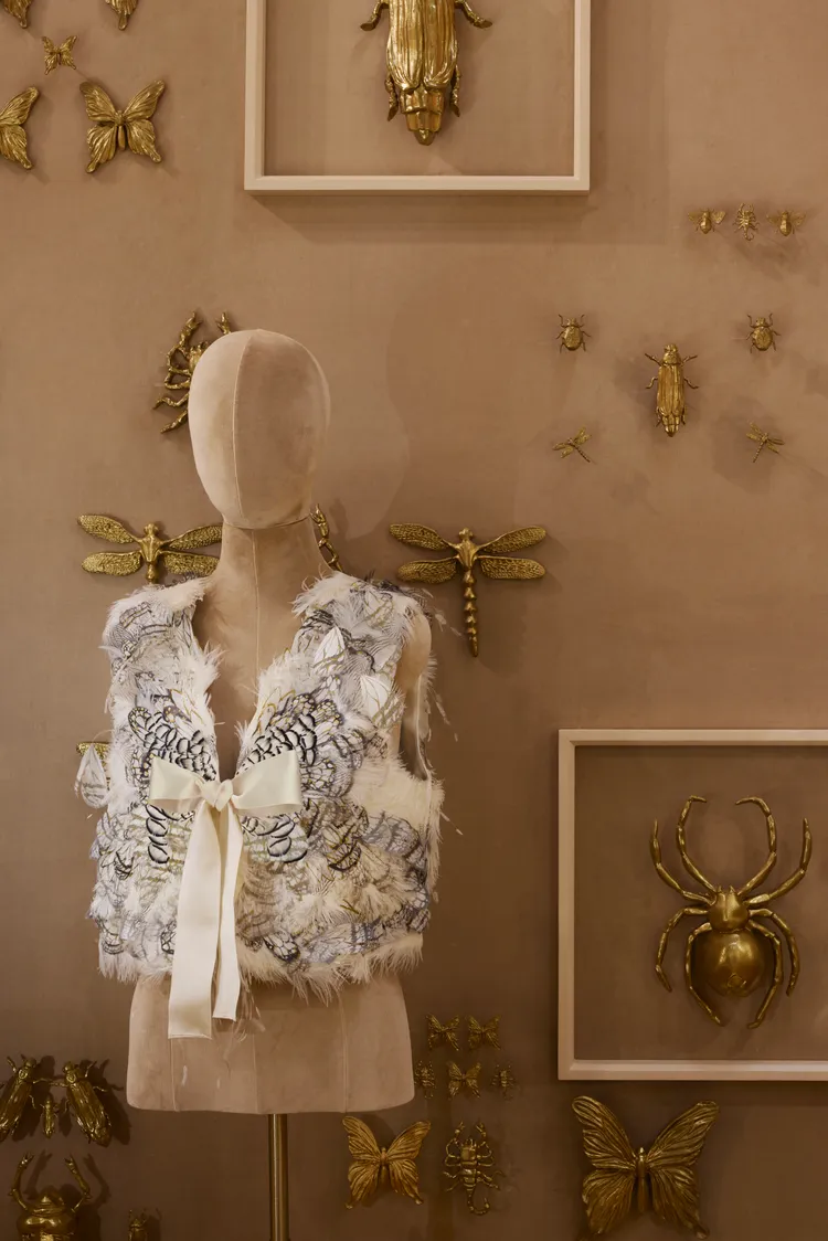 馬甲營造出蝴蝶型態。品牌提供