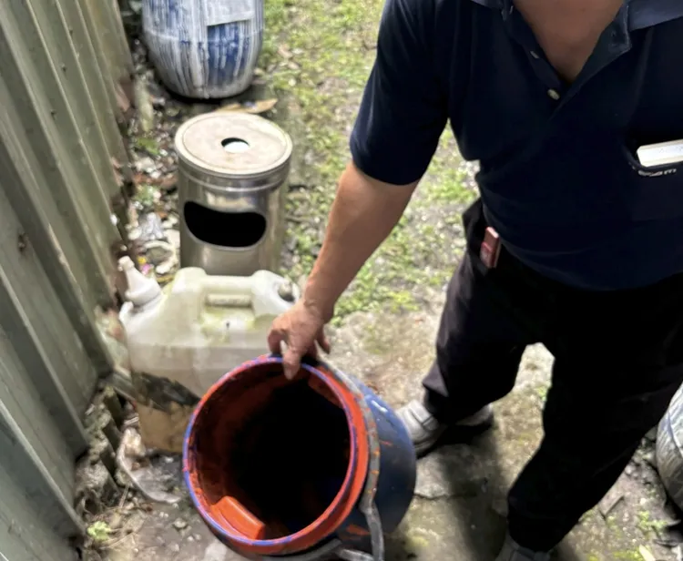 業者坦承將桶內液體倒入大窠溪。環保局提供