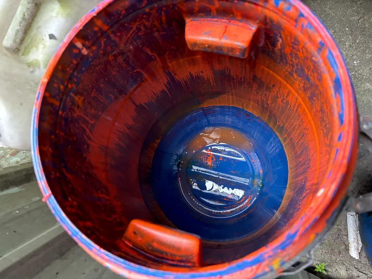 染料桶內已空。環保局提供