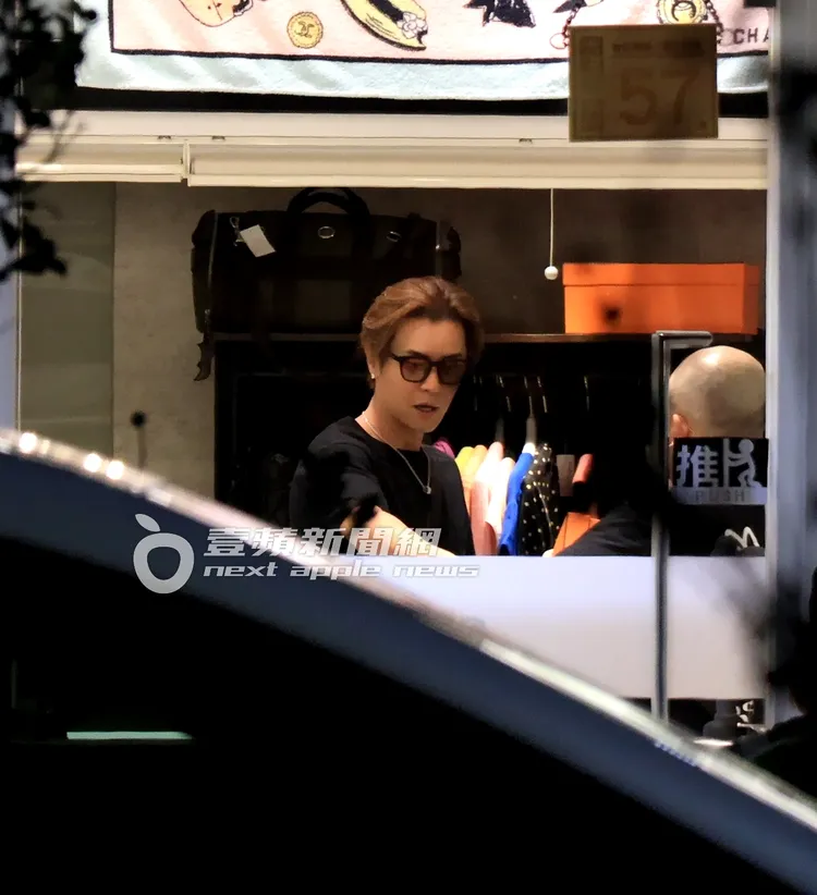 羅志祥與小霜討論店內精品。特勤中心攝