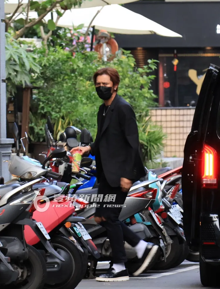 祭拜完知名經紀人寬姐母親的靈堂後，羅志祥搭保母車返回東區自家公司。特勤中心攝