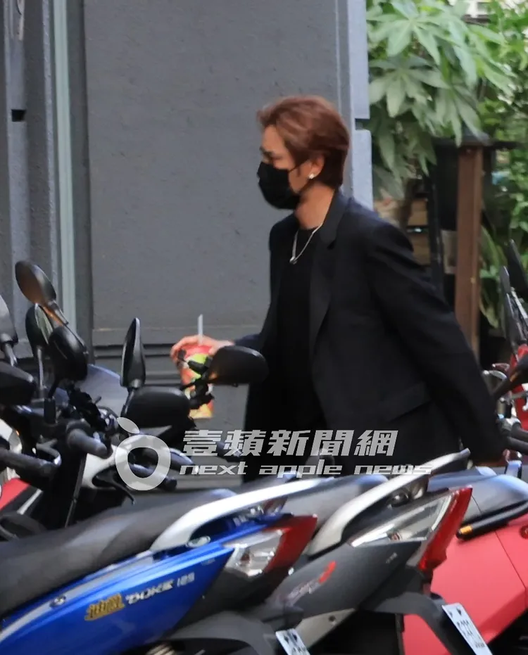 羅志祥手拿手搖飲，下車後快步進公司。特勤中心攝