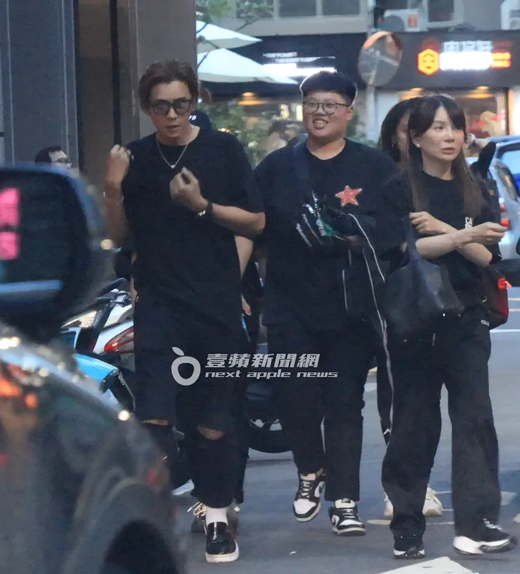 1小時後，羅志祥與小霜又再度出門將黑西裝外套脫掉，戴上墨鏡、換上黑色短袖T桖。特勤中心攝