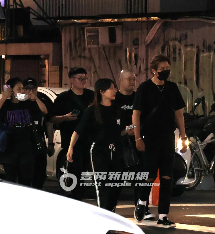 羅志祥買完精品心情大開心，領頭過馬路。特勤中心攝