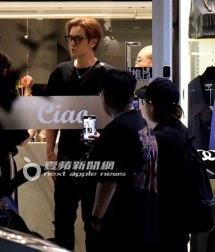 結帳完，羅志祥與小霜準備離開精品店。特勤中心攝