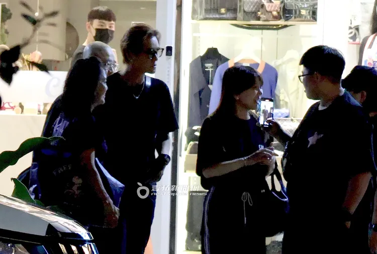 與鐵粉們寒暄問暖後，一行人準備返回。特勤中心攝