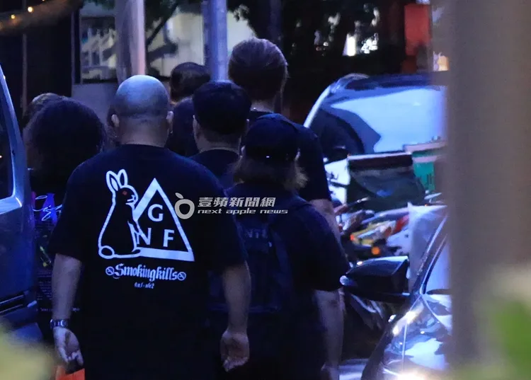 3名鐵粉跟在後頭，羅志祥身邊還有1名男助理與小霜，6人都穿黑上衣頗有黑道出巡的味道。特勤中心攝