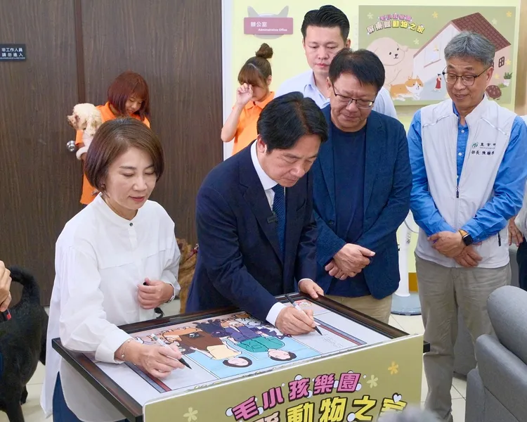 賴清德總統與周春米縣長參與動物之家揭牌儀式。縣府提供
