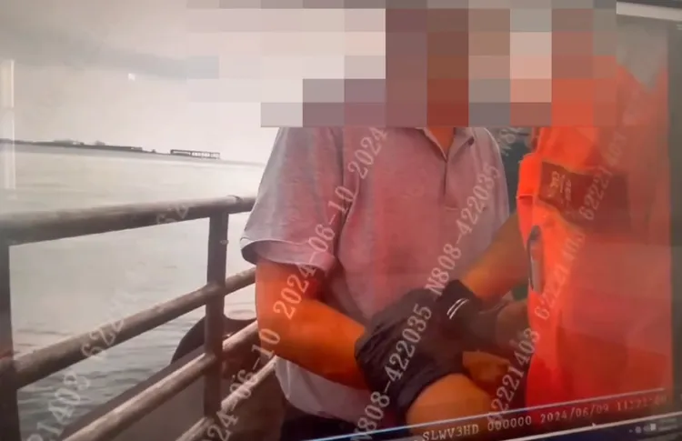 海巡人員將男子上銬。海巡署提供
