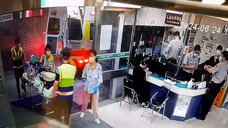 溺水的莊姓老翁被送醫搶救。民眾提供