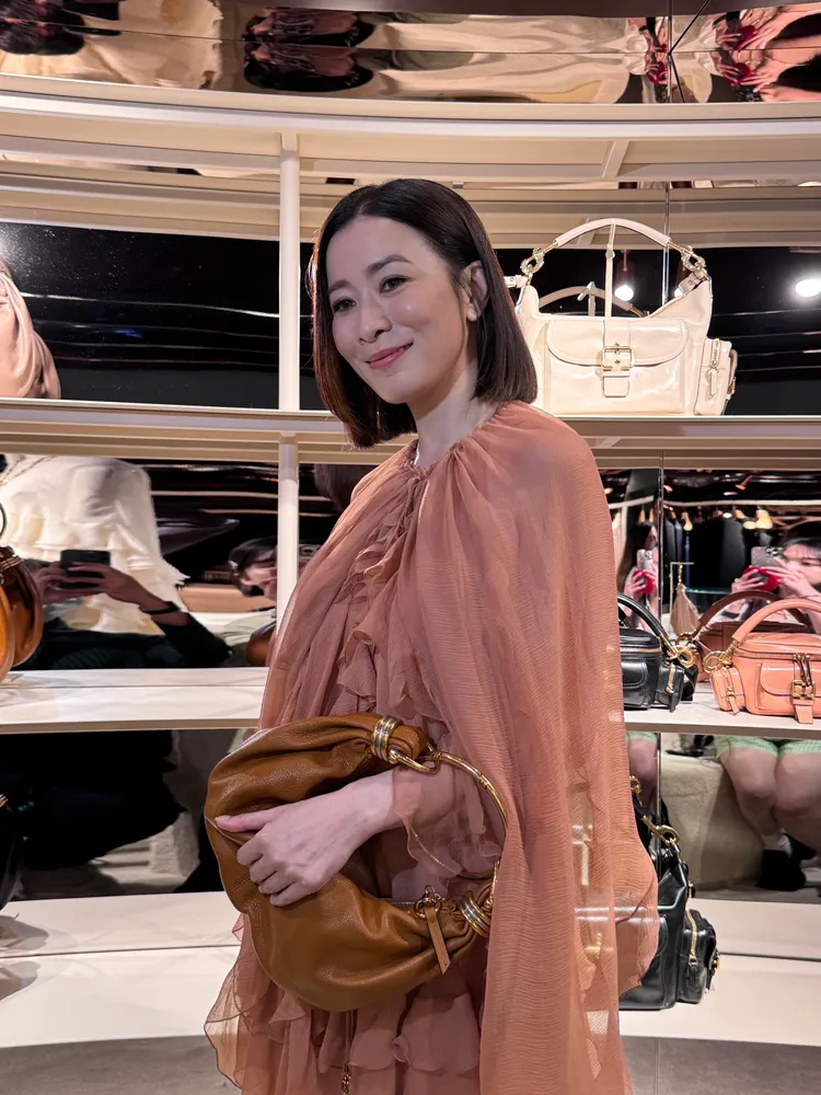 佘詩曼搭配「Bracelet」手袋。劉旻君攝