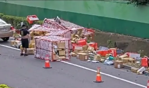物流車車門沒鎖緊!物品散落國道近百公尺 交通一度堵塞!駕駛恐噴1.8萬元
