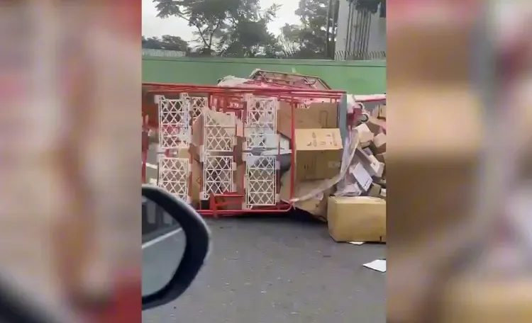 路過民眾拍下貨物散落。翻攝自記者爆料網