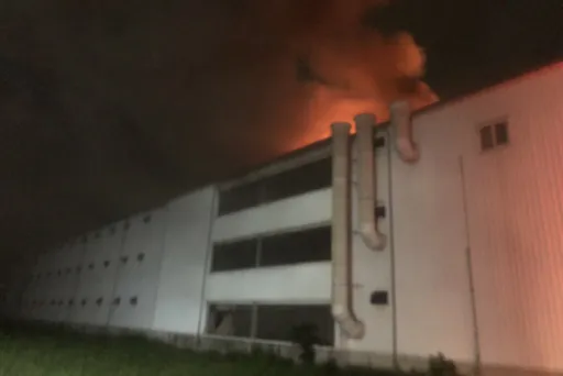 台南後壁養雞場起火了 3樓建物頂樓冒火煙