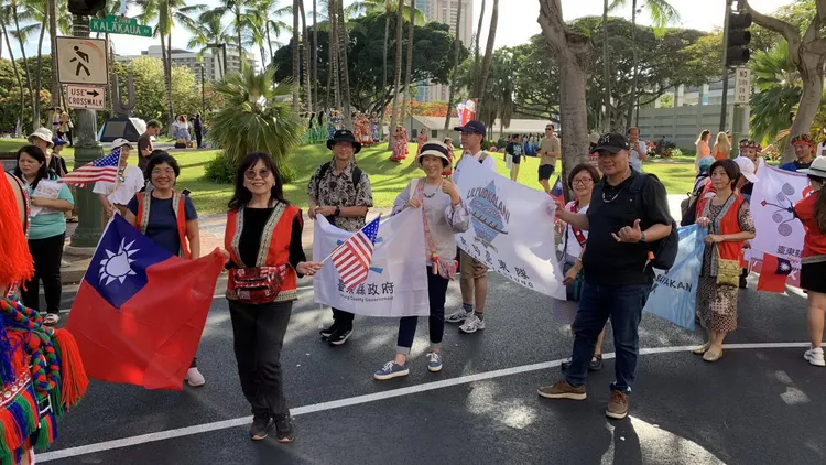 來自台東的美麗隊伍高舉國旗在美國夏威夷街頭參加遊行。台東縣政府提供