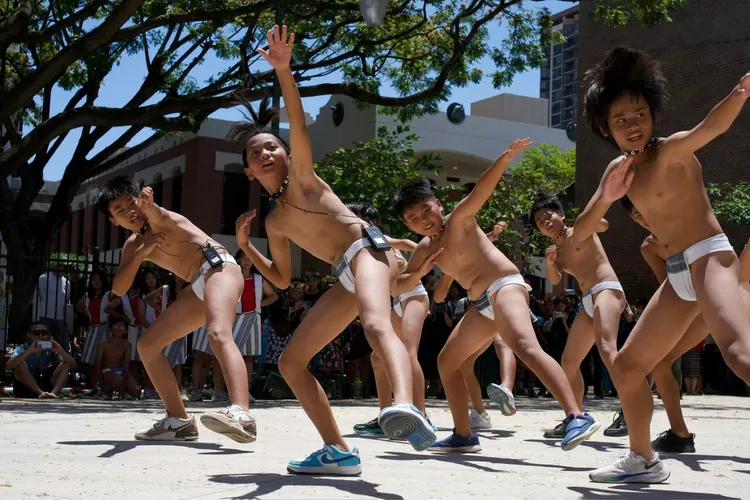 蘭嶼椰油國小小朋友穿著團統服飾跳勇士舞。照片取自顏子矞老師臉書