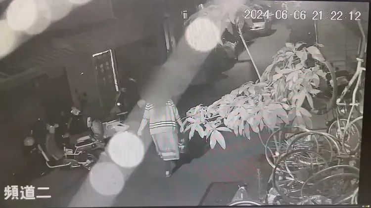 葉女拿汽油走到吳男住處。民眾提供