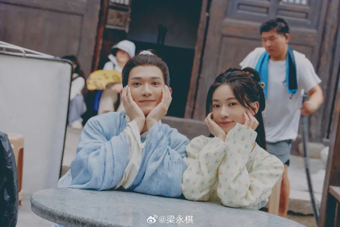 梁永棋（左）在《墨雨雲間》飾演吳謹言的前夫。翻攝梁永棋微博